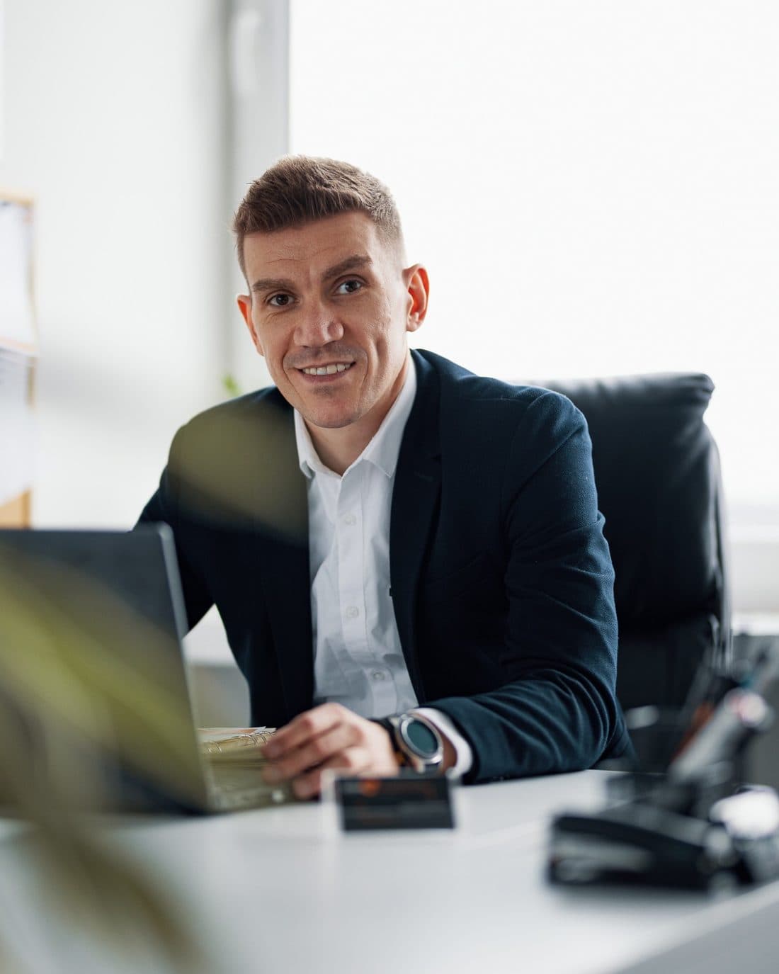 Bartosz Szymankiewicz, prezes grupy Amon Ra, przy biurku w gdańskim biurze